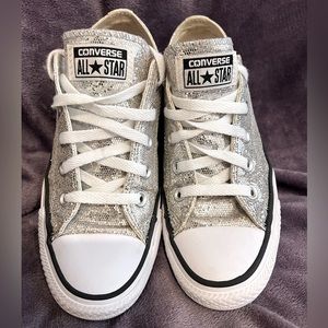 Converse Chuck Taylor All Star Low Top  Silver Glitter Sneakers Women 6 Men 4
